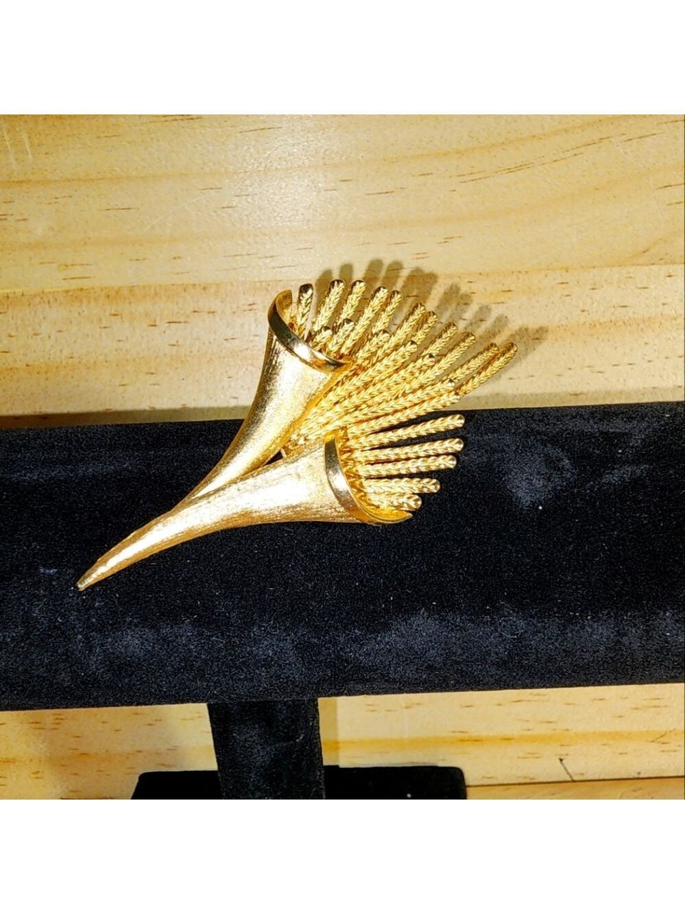 Vintage Coro Pegasus Goldtone Curled Leaf Brooch